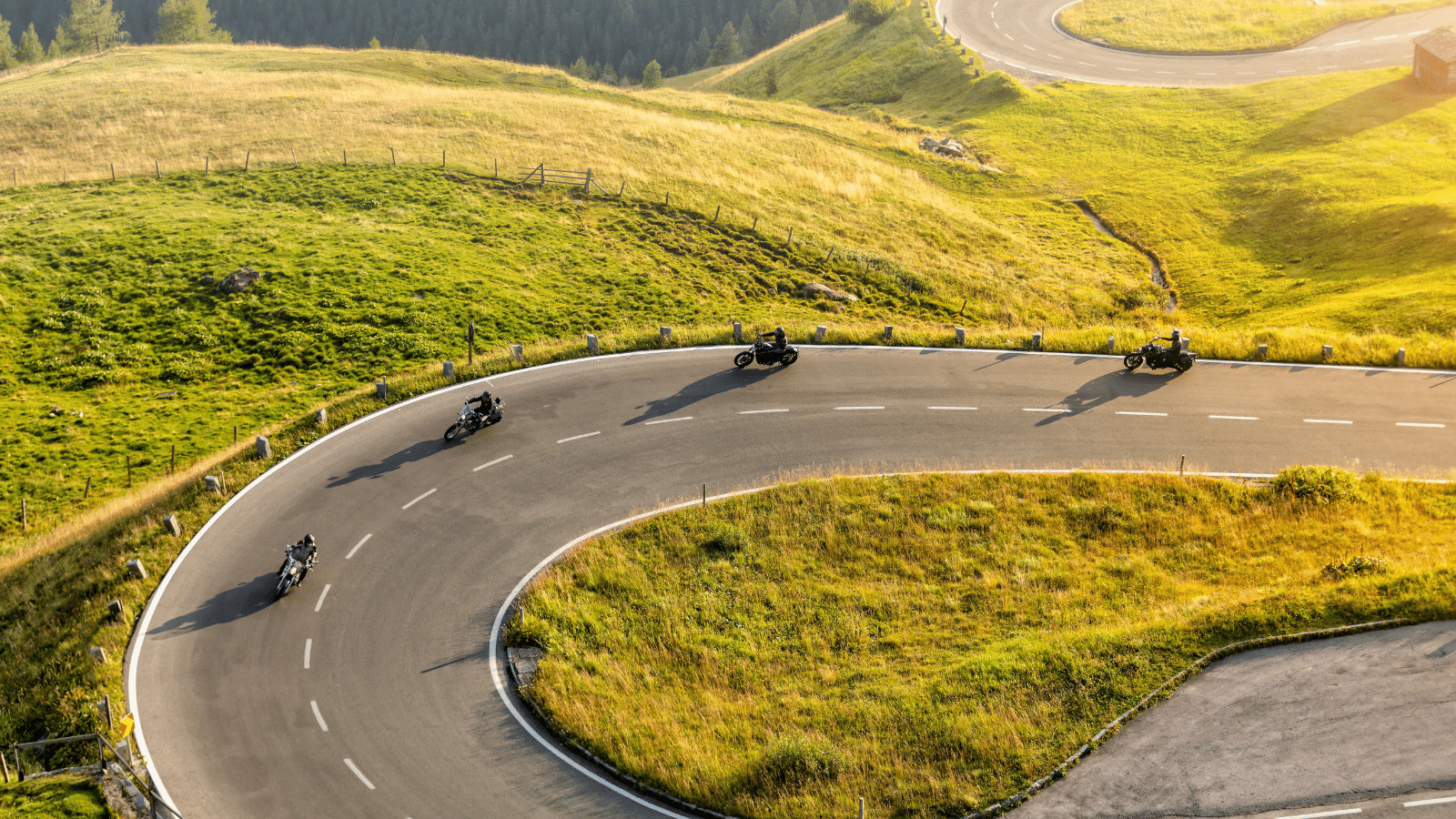 Motoristas en carretera con intercomunicadores